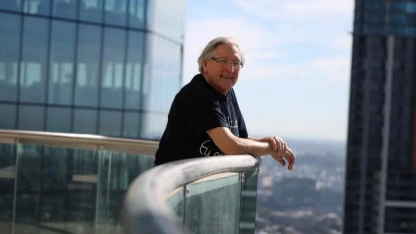 Άξιος! – Ο ομογενής γιατρός που χάρισε ένα εκατομμύριο δολάρια για τα Ελληνικά